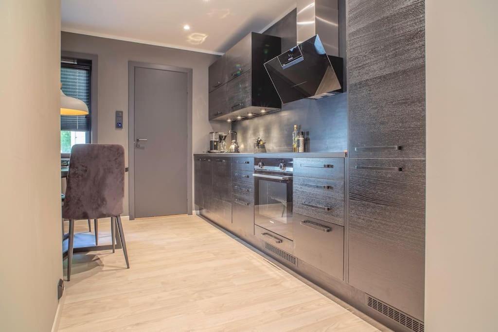 Near Brosundet, Newly Refurnished, Free Street Parking Apartment Alesund Exterior photo